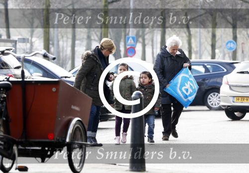 Amsterdam 18 maart 2013
Connie Breukhoven met haar hulp Jannie en kleinkinderen.
Peter Smulders bv