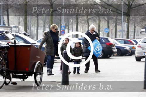 Amsterdam 18 maart 2013
Connie Breukhoven met haar hulp Jannie en kleinkinderen.
Peter Smulders bv
