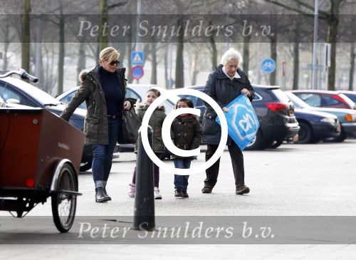 Amsterdam 18 maart 2013
Connie Breukhoven met haar hulp Jannie en kleinkinderen.
Peter Smulders bv