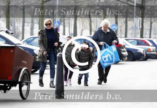 Amsterdam 18 maart 2013
Connie Breukhoven met haar hulp Jannie en kleinkinderen.
Peter Smulders bv