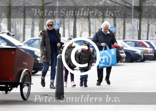 Amsterdam 18 maart 2013
Connie Breukhoven met haar hulp Jannie en kleinkinderen.
Peter Smulders bv