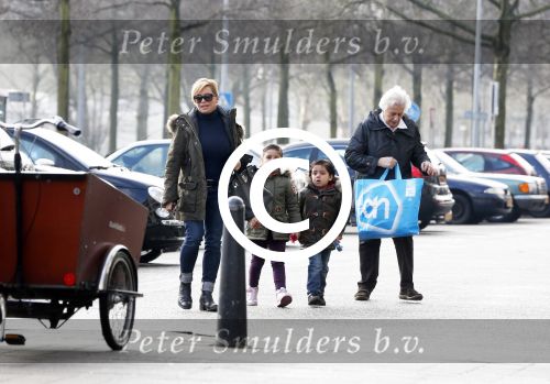 Amsterdam 18 maart 2013
Connie Breukhoven met haar hulp Jannie en kleinkinderen.
Peter Smulders bv