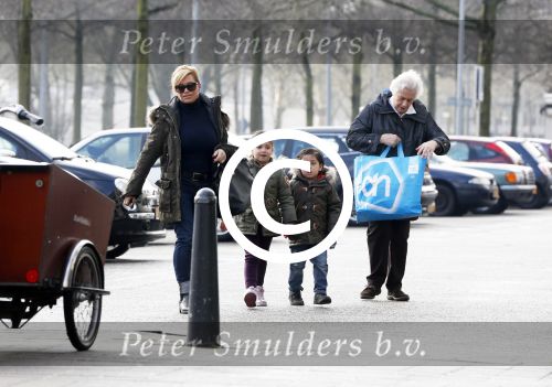 Amsterdam 18 maart 2013
Connie Breukhoven met haar hulp Jannie en kleinkinderen.
Peter Smulders bv