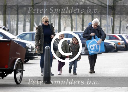 Amsterdam 18 maart 2013
Connie Breukhoven met haar hulp Jannie en kleinkinderen.
Peter Smulders bv