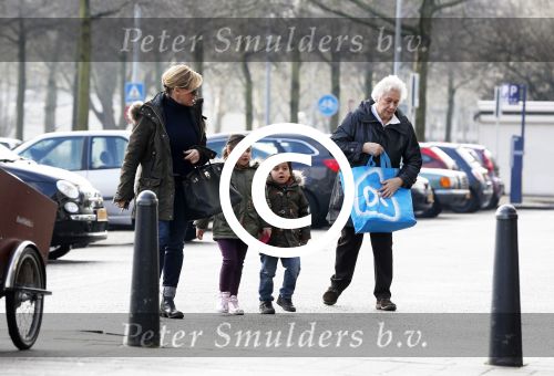 Amsterdam 18 maart 2013
Connie Breukhoven met haar hulp Jannie en kleinkinderen.
Peter Smulders bv