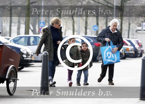 Amsterdam 18 maart 2013
Connie Breukhoven met haar hulp Jannie en kleinkinderen.
Peter Smulders bv