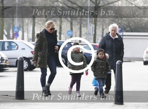 Amsterdam 18 maart 2013
Connie Breukhoven met haar hulp Jannie en kleinkinderen.
Peter Smulders bv