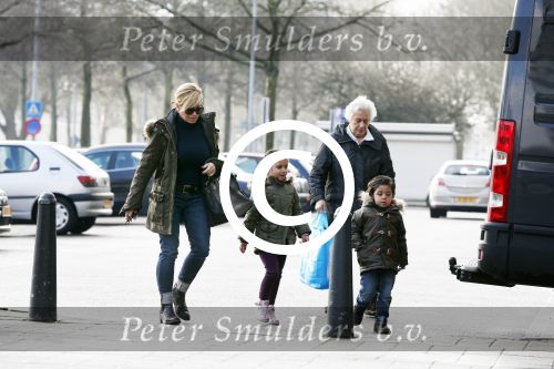 Amsterdam 18 maart 2013
Connie Breukhoven met haar hulp Jannie en kleinkinderen.
Peter Smulders bv