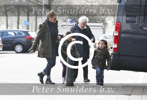 Amsterdam 18 maart 2013
Connie Breukhoven met haar hulp Jannie en kleinkinderen.
Peter Smulders bv