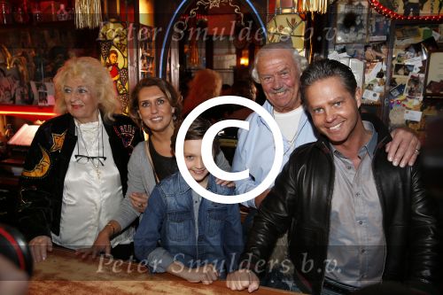 Amsterdam 11 maart 2013
Presentatie cd Danny de Munk uitgereikt door Gerard Joling.
Ook Danny zijn vrouw Jenny en zijn zoon waren aanwezig.
Peter Smulders bv