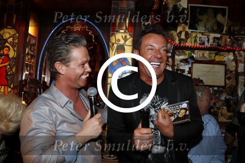 Amsterdam 11 maart 2013
Presentatie cd Danny de Munk uitgereikt door Gerard Joling.
Ook Danny zijn vrouw Jenny en zijn zoon waren aanwezig.
Peter Smulders bv