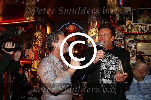Amsterdam 11 maart 2013
Presentatie cd Danny de Munk uitgereikt door Gerard Joling.
Ook Danny zijn vrouw Jenny en zijn zoon waren aanwezig.
Peter Smulders bv
