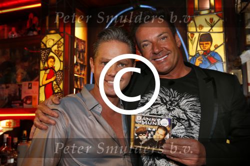 Amsterdam 11 maart 2013
Presentatie cd Danny de Munk uitgereikt door Gerard Joling.
Ook Danny zijn vrouw Jenny en zijn zoon waren aanwezig.
Peter Smulders bv