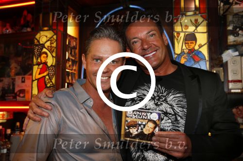 Amsterdam 11 maart 2013
Presentatie cd Danny de Munk uitgereikt door Gerard Joling.
Ook Danny zijn vrouw Jenny en zijn zoon waren aanwezig.
Peter Smulders bv