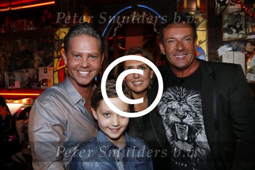 Amsterdam 11 maart 2013
Presentatie cd Danny de Munk uitgereikt door Gerard Joling.
Ook Danny zijn vrouw Jenny en zijn zoon waren aanwezig.
Peter Smulders bv