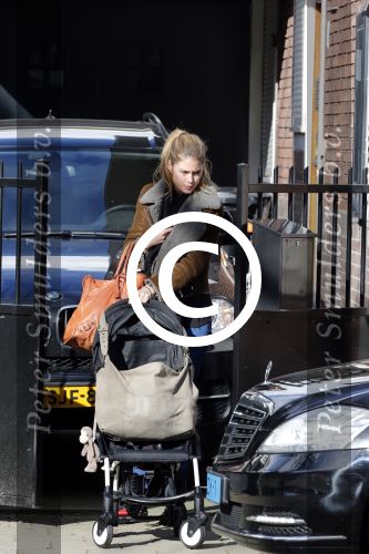 Amsterdam Schiphol 13 maart 2013
Doutzen Kroes en haar zoon Phyllon worden thuis door taxi opgehaald en naar schiphol gebracht.
Peter Smulders bv