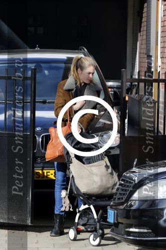 Amsterdam Schiphol 13 maart 2013
Doutzen Kroes en haar zoon Phyllon worden thuis door taxi opgehaald en naar schiphol gebracht.
Peter Smulders bv