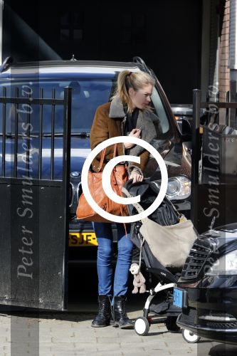 Amsterdam Schiphol 13 maart 2013
Doutzen Kroes en haar zoon Phyllon worden thuis door taxi opgehaald en naar schiphol gebracht.
Peter Smulders bv