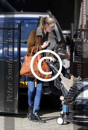 Amsterdam Schiphol 13 maart 2013
Doutzen Kroes en haar zoon Phyllon worden thuis door taxi opgehaald en naar schiphol gebracht.
Peter Smulders bv