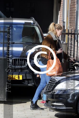 Amsterdam Schiphol 13 maart 2013
Doutzen Kroes en haar zoon Phyllon worden thuis door taxi opgehaald en naar schiphol gebracht.
Peter Smulders bv