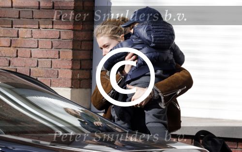 Amsterdam Schiphol 13 maart 2013
Doutzen Kroes en haar zoon Phyllon worden thuis door taxi opgehaald en naar schiphol gebracht.
Peter Smulders bv