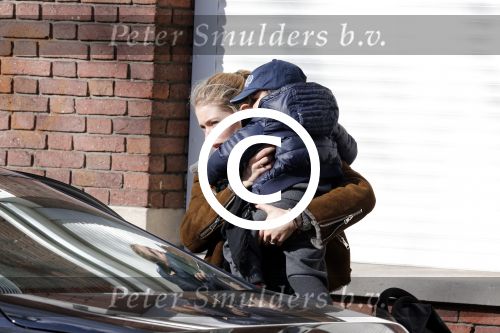 Amsterdam Schiphol 13 maart 2013
Doutzen Kroes en haar zoon Phyllon worden thuis door taxi opgehaald en naar schiphol gebracht.
Peter Smulders bv