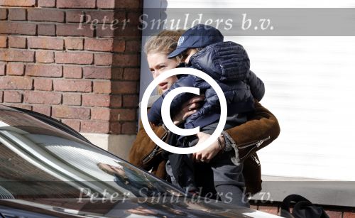 Amsterdam Schiphol 13 maart 2013
Doutzen Kroes en haar zoon Phyllon worden thuis door taxi opgehaald en naar schiphol gebracht.
Peter Smulders bv