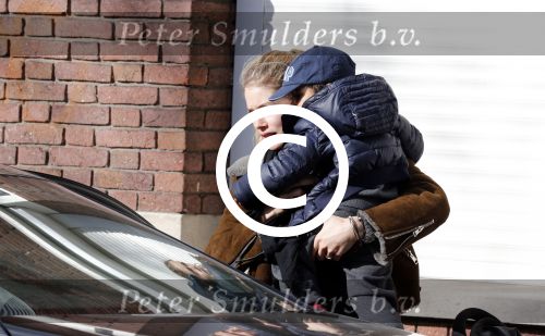 Amsterdam Schiphol 13 maart 2013
Doutzen Kroes en haar zoon Phyllon worden thuis door taxi opgehaald en naar schiphol gebracht.
Peter Smulders bv