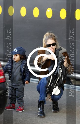 Amsterdam Schiphol 13 maart 2013
Doutzen Kroes en haar zoon Phyllon worden thuis door taxi opgehaald en naar schiphol gebracht.
Peter Smulders bv