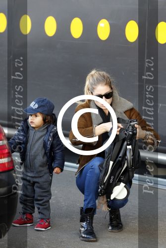 Amsterdam Schiphol 13 maart 2013
Doutzen Kroes en haar zoon Phyllon worden thuis door taxi opgehaald en naar schiphol gebracht.
Peter Smulders bv