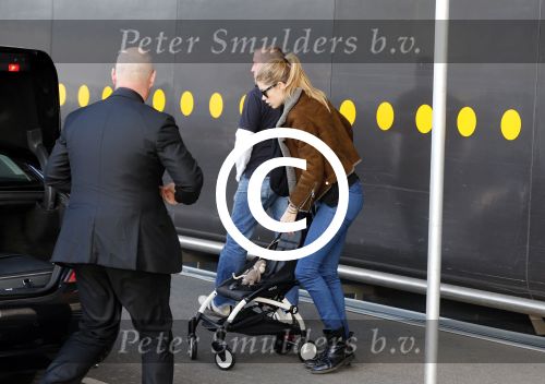 Amsterdam Schiphol 13 maart 2013
Doutzen Kroes en haar zoon Phyllon worden thuis door taxi opgehaald en naar schiphol gebracht.
Peter Smulders bv