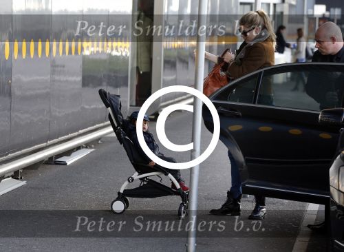 Amsterdam Schiphol 13 maart 2013
Doutzen Kroes en haar zoon Phyllon worden thuis door taxi opgehaald en naar schiphol gebracht.
Peter Smulders bv