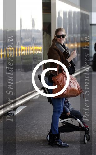 Amsterdam Schiphol 13 maart 2013
Doutzen Kroes en haar zoon Phyllon worden thuis door taxi opgehaald en naar schiphol gebracht.
Peter Smulders bv