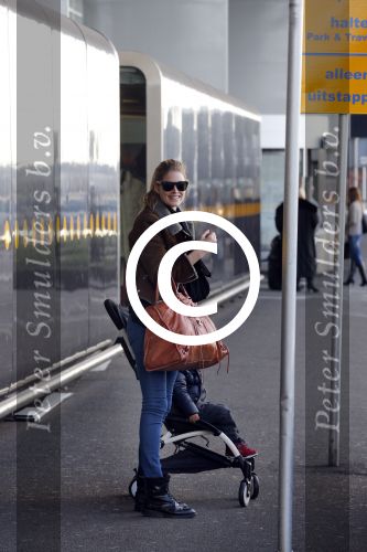 Amsterdam Schiphol 13 maart 2013
Doutzen Kroes en haar zoon Phyllon worden thuis door taxi opgehaald en naar schiphol gebracht.
Peter Smulders bv
