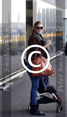 Amsterdam Schiphol 13 maart 2013
Doutzen Kroes en haar zoon Phyllon worden thuis door taxi opgehaald en naar schiphol gebracht.
Peter Smulders bv