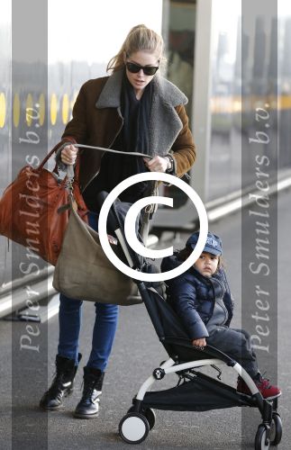 Amsterdam Schiphol 13 maart 2013
Doutzen Kroes en haar zoon Phyllon worden thuis door taxi opgehaald en naar schiphol gebracht.
Peter Smulders bv