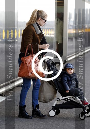 Amsterdam Schiphol 13 maart 2013
Doutzen Kroes en haar zoon Phyllon worden thuis door taxi opgehaald en naar schiphol gebracht.
Peter Smulders bv