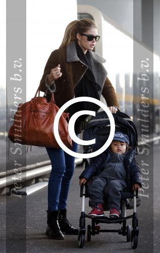 Amsterdam Schiphol 13 maart 2013
Doutzen Kroes en haar zoon Phyllon worden thuis door taxi opgehaald en naar schiphol gebracht.
Peter Smulders bv
