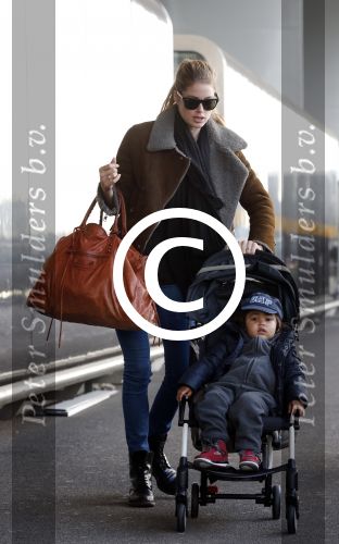 Amsterdam Schiphol 13 maart 2013
Doutzen Kroes en haar zoon Phyllon worden thuis door taxi opgehaald en naar schiphol gebracht.
Peter Smulders bv