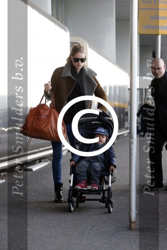 Amsterdam Schiphol 13 maart 2013
Doutzen Kroes en haar zoon Phyllon worden thuis door taxi opgehaald en naar schiphol gebracht.
Peter Smulders bv