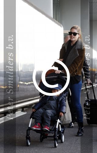 Amsterdam Schiphol 13 maart 2013
Doutzen Kroes en haar zoon Phyllon worden thuis door taxi opgehaald en naar schiphol gebracht.
Peter Smulders bv