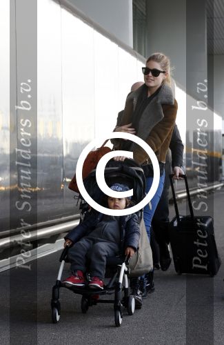 Amsterdam Schiphol 13 maart 2013
Doutzen Kroes en haar zoon Phyllon worden thuis door taxi opgehaald en naar schiphol gebracht.
Peter Smulders bv