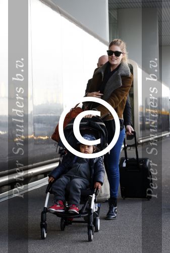 Amsterdam Schiphol 13 maart 2013
Doutzen Kroes en haar zoon Phyllon worden thuis door taxi opgehaald en naar schiphol gebracht.
Peter Smulders bv