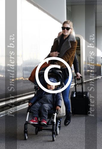 Amsterdam Schiphol 13 maart 2013
Doutzen Kroes en haar zoon Phyllon worden thuis door taxi opgehaald en naar schiphol gebracht.
Peter Smulders bv