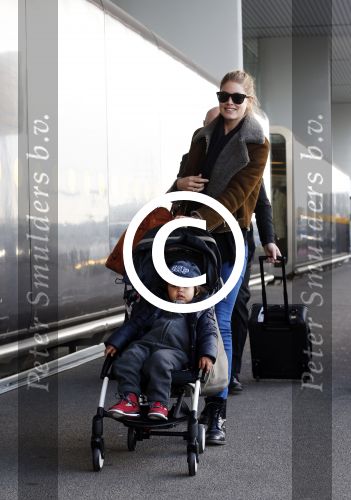 Amsterdam Schiphol 13 maart 2013
Doutzen Kroes en haar zoon Phyllon worden thuis door taxi opgehaald en naar schiphol gebracht.
Peter Smulders bv
