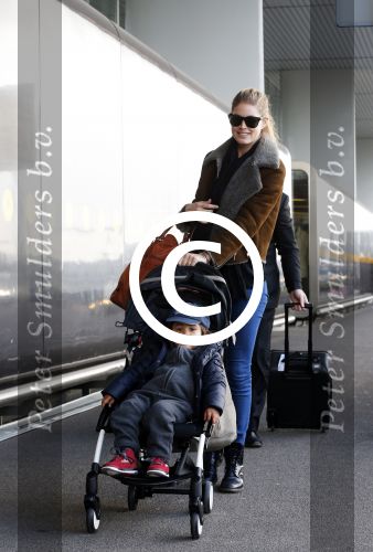 Amsterdam Schiphol 13 maart 2013
Doutzen Kroes en haar zoon Phyllon worden thuis door taxi opgehaald en naar schiphol gebracht.
Peter Smulders bv