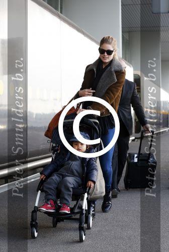 Amsterdam Schiphol 13 maart 2013
Doutzen Kroes en haar zoon Phyllon worden thuis door taxi opgehaald en naar schiphol gebracht.
Peter Smulders bv