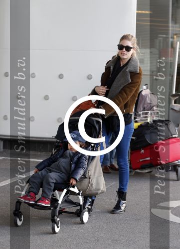 Amsterdam Schiphol 13 maart 2013
Doutzen Kroes en haar zoon Phyllon worden thuis door taxi opgehaald en naar schiphol gebracht.
Peter Smulders bv