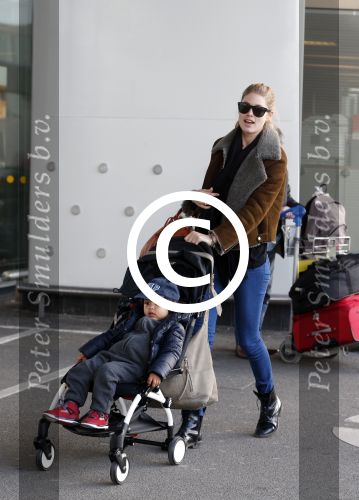 Amsterdam Schiphol 13 maart 2013
Doutzen Kroes en haar zoon Phyllon worden thuis door taxi opgehaald en naar schiphol gebracht.
Peter Smulders bv