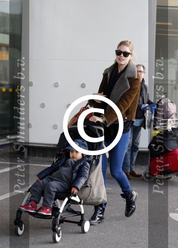 Amsterdam Schiphol 13 maart 2013
Doutzen Kroes en haar zoon Phyllon worden thuis door taxi opgehaald en naar schiphol gebracht.
Peter Smulders bv